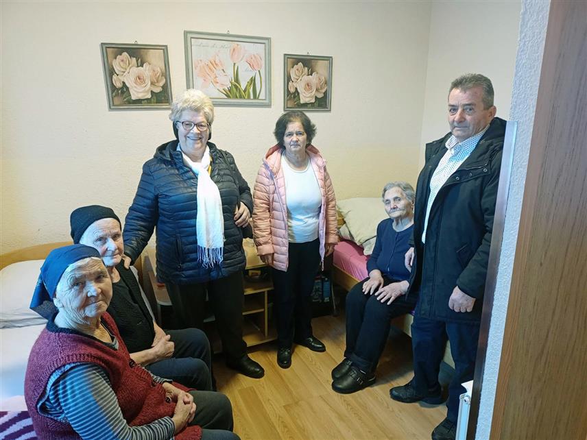 МРКОЊИЋ ГРАД, 28. ДЕЦЕМБРА /СРНА/ - Представници Удружења пензионера Мркоњић Град данас су поводом новогодишњих и божићних празника посјетили и уручили поклоне за 55 својих чланова који су смјештени у домовима за стара лица на подручју ове општине.