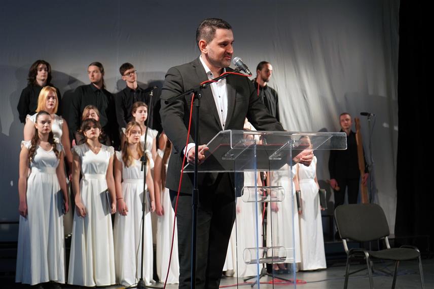 ТРЕБИЊЕ, 28. ДЕЦЕМБРА /СРНА/ - Министар за европске интеграције и међународну сарадњу Републике Српске Златан Клокић отворио је вечерас у Требињу манифестацију у којој учествује око 150 младих из Републике Српске и Србије у оквиру пројекта "3, 2, 1: Српска".
