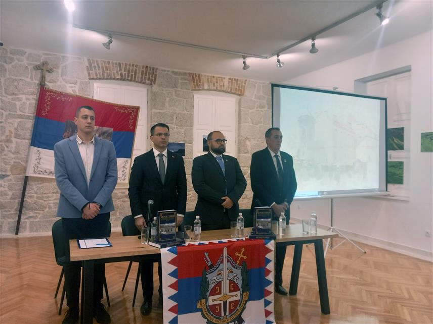 TРЕБИЊЕ, 28. ДЕЦЕМБРА /СРНА/ - Удружење ратних добровољаца од 1912. до 1918. године представило је вечерас у Требињу монографију "Херцеговци, српски ратни добровољци у ратовима Црне Горе и Србије 1912-1918" која у измијењеном и допуњеном издању садржи податке о 4.911 добровољаца из Херцеговине.
