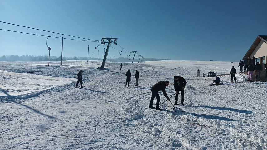 СОКОЛАЦ, 29. ДЕЦЕМБРА /СРНА/ - На узвишењу Пуховац код Сокоца данас и вечерас омогућено је бесплатно скијање за младе љубитеље зимских спортова, након што је обављено тестирање ски-лифта.	