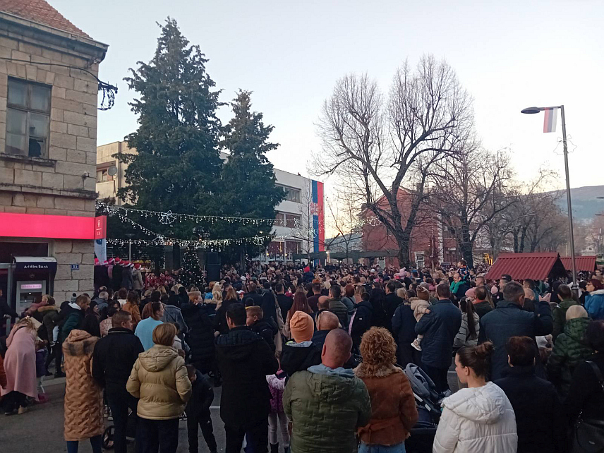 БИЛЕЋА, 29. ДЕЦЕМБРА /СРНА/ - Омладинска организација "Језерине" и Народна библиотека "Владимир Гаћиновић" по први пут су организовали забаву за дјецу и одрасле у Билећи поводом новогодишњих и божићних празника.