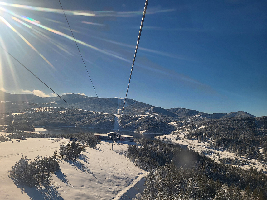 ПАЛЕ, 29. ДЕЦЕМБРА /СРНА/ - Туристички центар Златибора свакога дана нешто ново доноси, а 130 година туризма су иза ове ваздушне бање, која пружа чист ваздух, нетакнуту природу, хотеле, апартмане, ресторане, занимљиве атракције, те најдужу панорамску жичару на свијету, па је у њој ове године забиљежено више од милион ноћења.