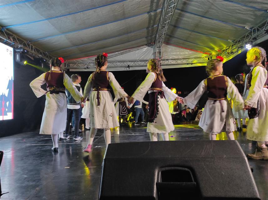 ШАМАЦ 29. ДЕЦЕМБРА /СРНА/ - Више од 300 чланова културно-умјетничких друштава са шамачког подручја настуило је на Градском тргу у Шамцу у оквиру манифестације "Зимска чаролија на ушћу".	