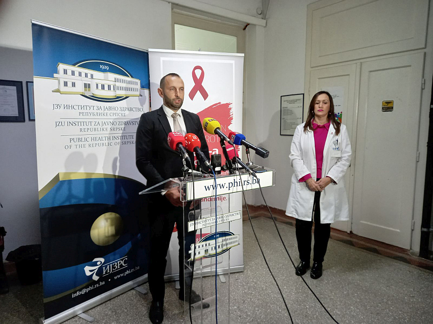 БАЊАЛУКА, 2. НОВЕМБРА /СРНА/ - Вршилац дужности директора Института за јавно здравство Републике Српске Бојан Ђенић на конференцији за новинаре у Бањалуци поводом 1. децембра, Свјетског дана борбе против ХИВ/АИДС.