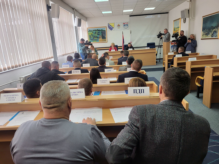 ПАЛЕ, 2. ДЕЦЕМБРА /СРНА/ - Одборници ДЕМОС-а, ДНС-а, СДС-а, СП-а и ПДП-а напустили су данашњу конститутивну сједницу Скупштине општине Пале, јер два одборника нису добили сертификате од Централне изборне комисије /ЦИК/ БиХ, након чега је константовано да не постоји кворум.