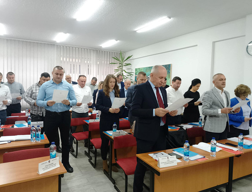 НОВИ ГРАД, 2. ДЕЦЕМБРА /СРНА/ - На конститутивној сједници Скупштине општине Нови Град за предсједника локалног парламента изабран је Мирко Шљокавица из коалиције За Нови Град заједно - НДП, Уједињена Српска, ДЕМОС, а за потпредсједника Селим Екић из СДА.