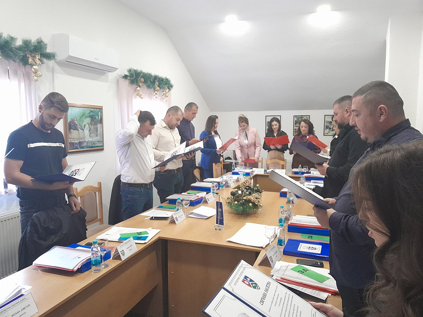 ЈЕЗЕРО, 2. ДЕЦЕМБРА /СРНА/ - На данашњој конститутивној сједници Скупштине општине у новом сазиву верификовани су мандати новоизабраних одборника који су заједно са начелником општине Снежаном Ружичић /СНСД/ положили свечану заклетву.