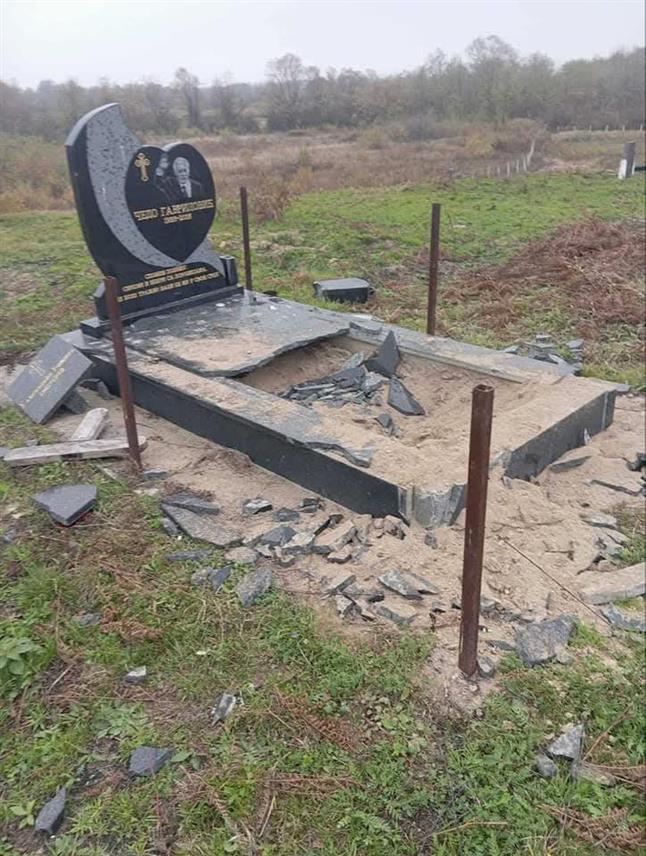 САРАЈЕВО, 2. ДЕЦЕМБРА /СРНА/ - Више православних споменика потпуно је уништено на гробљу у селу Тупковићи у федералној општини Живинице.