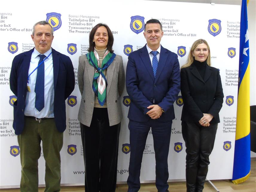 САРАЈЕВО, 2. ДЕЦЕМБРА /СРНА/ - Главни тужилац БиХ Миланко Кајганић разговарао је данас у Сарајеву са амбасадором Шпаније у БиХ Маријом Молином Алварез Tоледо о сарадњи и реализацији активности између Тужилаштва БиХ и партнерских институција Шпаније, уз подршку пројекта "ЕУ за правду" /EU4Jjustice/.