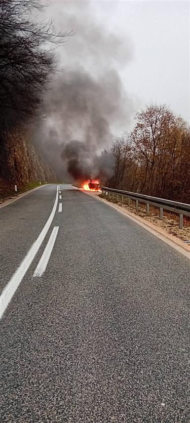 РИБНИК, 2. ДЕЦЕМБРА /СРНА/ - У Горњој Превији код Рибника у мјесту Хашламка данас је избио пожар на аутомобилу у којем није било повријеђених, речено је Срни у Ватрогасном друштву у овој општини.