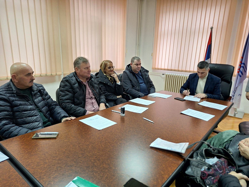 ПАЛЕ, 2. ДЕЦЕМБРА /СРНА/ - Директор Завода за запошљавање Републике Српске Дамјан Шкипина потписао је данас на Палама уговоре са 78 послодаваца из различитих привредних грана са подручја града Источно Сарајево, који ће уз подршку Завода запослити нове раднике и проширити своје пословање.