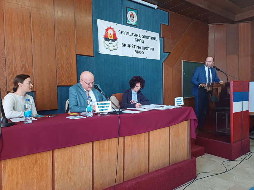 БРОД, 2. ДЕЦЕМБРА /СРНА/ - Начелник општине Брод Милан Зечевић током сједнице Скупштине општине.
