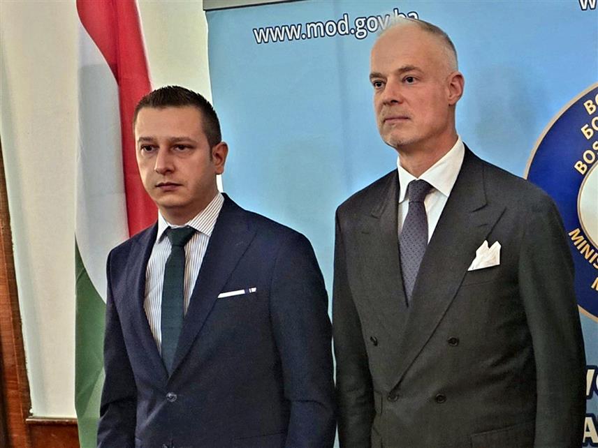 САРАЈЕВО, 2. ДЕЦЕМБРА /СРНА/ - Замјеник министра одбране у Савјету министара Александар Гогановић са мађарским министром одбране Кристофом Салај-Бобровницким.