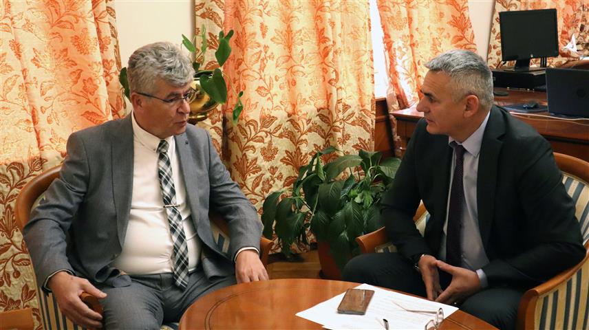 БРЧКО, 2. ДЕЦЕМБРА /СРНА/ - Новоизабрани градоначелник Брчко дистрикта Синиша Милић преузео је дужност од досадашњег градоначелника Зијада Нишића.