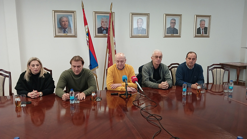 ИСТОЧНО САРАЈЕВО, 30. ДЕЦЕМБРА /СРНА/ - Ректор Универзитета у Источном Сарајеву Милан Кулић током новогодишњег дружења са новинарима.