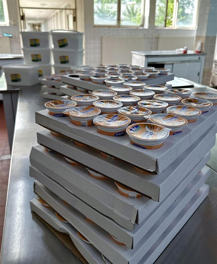 СОКОЛАЦ, 30. ДЕЦЕМБРА /СРНА/- Специјалној болници за психијатрију на Сокоцу Мљекара "Пађени" из Билеће донирала је данас млијечне производе за 160 пацијената.