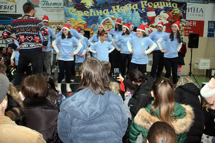 МОДРИЧА, 30. ДЕЦЕМБРА /СРНА/ - Забавним програмом за дјецу и додјелом око 1.600 пакетића вечерас је у Културно-спортском центру Модрича прослављена дјечија Нова година, коју 15. пут организују општина Модрича и Културно-спортски центар.