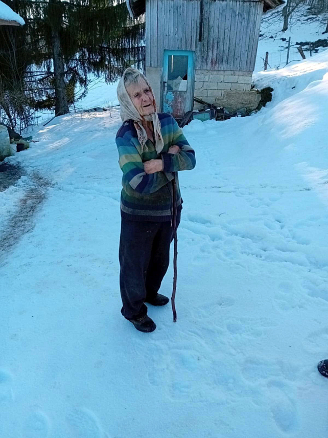 НОВИ ГРАД, 30. ДЕЦЕМБРА /СРНА/ - Припадници Цивилне заштите Нови Град пробили су се данас кроз сњежне наносе до осамдесеттрогодишње Десанке Панић из Соколишта код Новог Града којој ће сутра бити уручена помоћ.