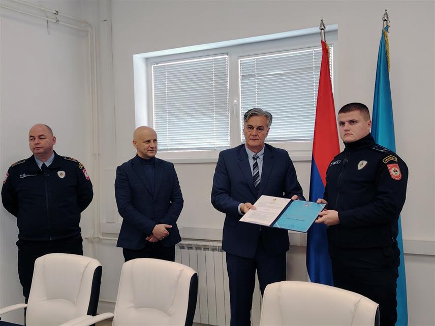 КОСTАЈНИЦА, 30. ДЕЦЕМБРА /СРНА/ - Службеници Полицијске станице Костајница Огњен Tомић и Ахмед Бобај су међу 19 полицијских службеника из цијеле Српске који су награђени захвалницама Министарства унутрашњих послова Републике Српске, јер су спасили један живот у Костајници.