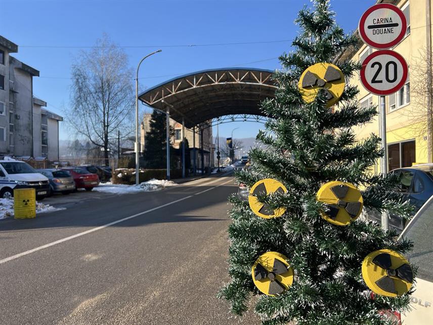 НОВИ ГРАД, 31. ДЕЦЕМБРА /СРНА/ - Чланови Удружења "Грин тим" из Новог Града данас су у близини граничног прелаза Нови Град - Двор поставили новогодишњу јелку коју су симболично окитили ознакама за радиоактивност, чиме су указали на проблем одлагалишта нуклеарног отпада на Трговској гори.