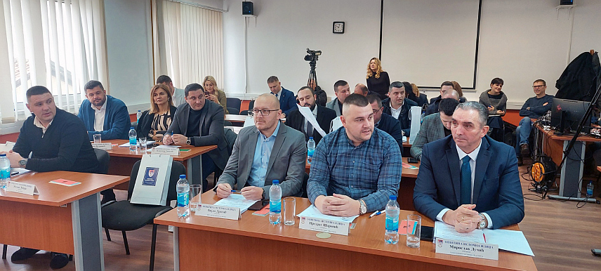 ИСТОЧНА ИЛИЏА, 31. ДЕЦЕМБРА /СРНА/ - Одборници Скупштине општине Источна Илиџа усвојили су буџет за идућу годину од 16.600.000 КМ и ребаланс буџета за ову годину у износу 17.934.000 КМ.