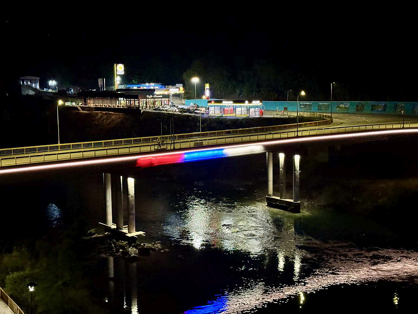 ФОЧА, 31. ДЕЦЕМБРА /СРНА/ - У 2024. години, Јужни мост слободе на ријеци Дрини добио је декоративну расвјету.