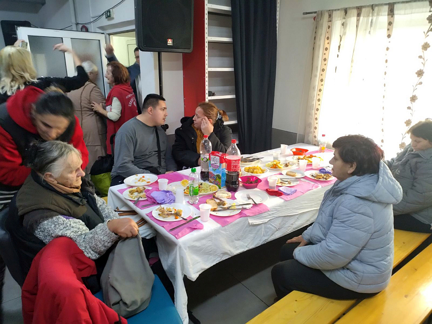 БАЊАЛУКА, 31. ДЕЦЕМБРА /СРНА/ - Предсједник бањалучког Градског одбора СНСД-а Владо Ђајић и функционер ове странке Љубо Нинковић донорали су данас близу 500 оброка корисницима јавне кухиње "Оброк љубави" у Бањалуци.