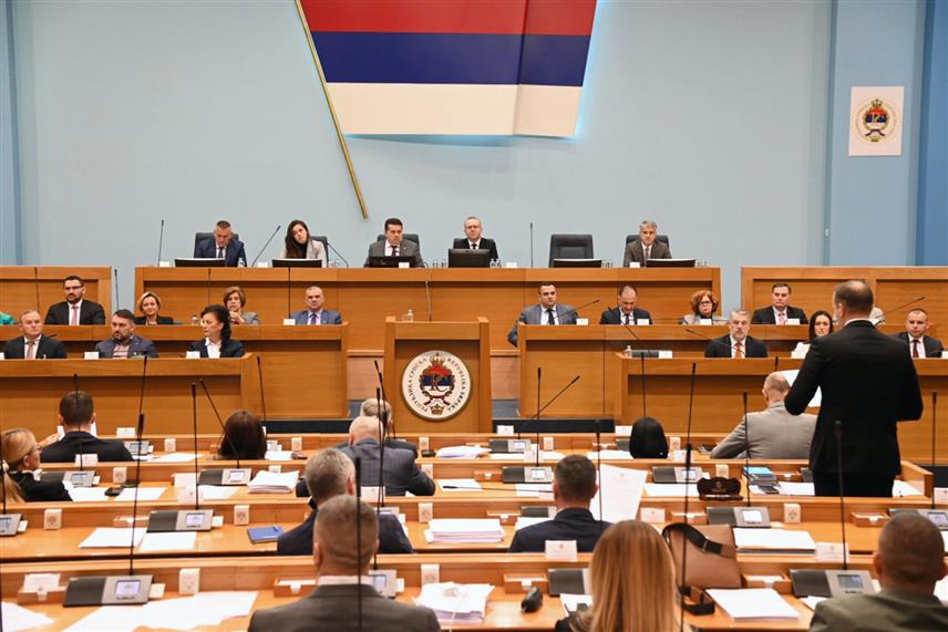 БАЊАЛУКА, 3. ДЕЦЕМБРА /СРНА/ - Сједница Народне скупштине Републике Српске настављена је данас у Бањалуци, а пред посланицима би требало да се нађе извјештај о пословању Инвестиционо-развојне банке /ИРБ/ Републике Српске и фондова за 2023. годину са извјештајем независног спољног ревизора.