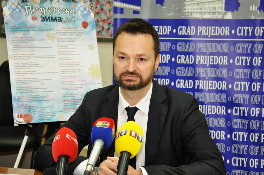 ПРИЈЕДОР, 3. ДЕЦЕМБРА /СРНА/ - Вршилац дужности начелника Одјељења за привреду и предузетништво града Приједора Раде Росић на конференцији за новинаре поводом манифестације "Приједорска зима", која ће бити одржана од 5. децембра до 2. јануара.