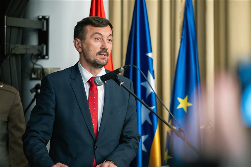 БЕЧ, 3. ДЕЦЕМБРА /СРНА/ - Амбасадор БиХ у Аустрији Синиша Бенцун изразио је очекивање да ће БиХ ускоро вратити пуни суверенитет, чему су препрека постојање ОХР-а и страних судија у Уставном суду БиХ, те истакао да је Аустрија важан савезник на међународном плану који разумије локални контекст БиХ.