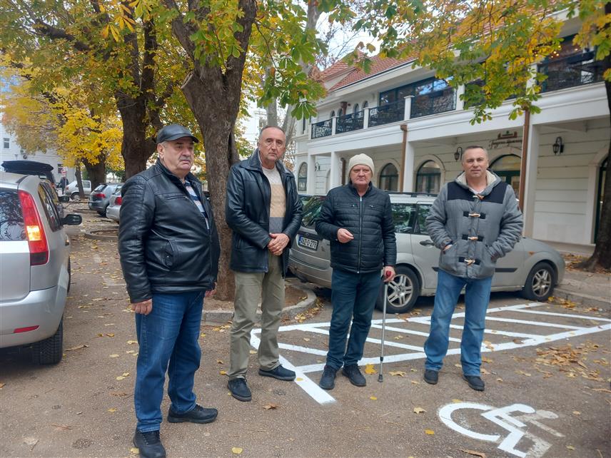 ТРЕБИЊЕ, 3. ДЕЦЕМБРА /СРНА/ - Удружење ампутираца у Требињу обиљежило је данас у овом граду Свјетски дан особа са инвалидитетом освјежавањем боје паркинг-мјеста за ову категорију становништва, како би подигли свијест грађана и казнену политику за паркирање на мјеста за лица са инвалидитетом.