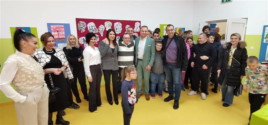 ДОБОЈ, 3. ДЕЦЕМБРА /СРНА/ - Хуманитарна изложба радова чланова Удружења дјеце са посебним потребама "Најјача дјеца Добоја" организована је данас у овом граду поводом Дана особа са инвалидитетом.