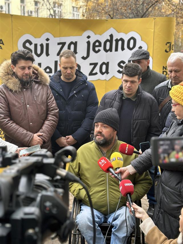 БАЊАЛУКА, 3. ДЕЦЕМБРА /СРНА/ - Лицима са инвалидитетом треба омогућити да равноправно учествују у друштвеним активностима, а један од начина је да се поштују ознаке којима су одређена паркинг-мјеста резервисана само за њих, поручио је данас у Бањалуци предсједник Организације ампутираца УДАС Републике Српске Жељко Волаш поводом Међународног дана особа са инвалидитетом.