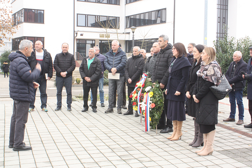 МОДРИЧА, 3. ДЕЦЕМБРА /СРНА/ - Међународни дан особа са инвалидитетом, 3. децембар, обиљежен је данас у Модричи полагањем вијенаца на централно спомен-обиљежје борцима и цивилима стадалим у Одбрамбено-отаџбинском рату.