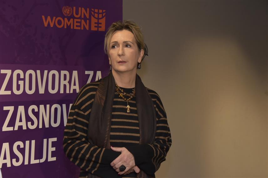 БАЊАЛУКА, 3. ДЕЦЕМБРА /СРНА/ - Директор Џендер центра Републике Српске Мирјана Лукач у обраћању новинарима прије почетка конференције уприличене поводом глобалне кампање "16 дана активизма против родно заснованог насиља" у Бањалуци.