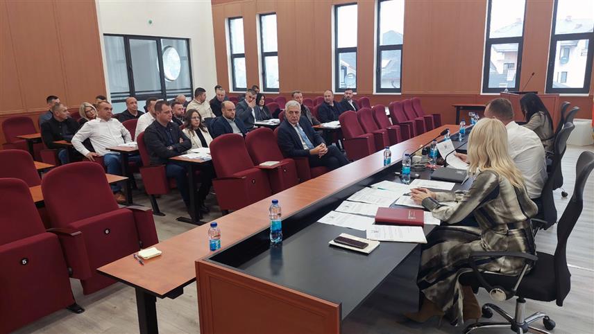 БРАТУНАЦ, 3. ДЕЦЕМБРА /СРНА/ - У Братунцу је данас одржана конститутивна сједница Скупштине општине на којој је за предсједника изабран Изудин Алић, а за потпредсједника Горан Спасојевић.