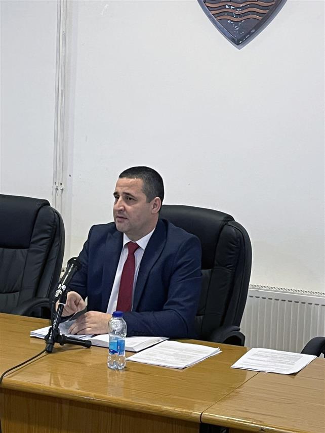 КОЗАРСКА ДУБИЦА, 3. ДЕЦЕМБРА /СРНА/ - Скупштинску већину у Козарској Дубици чиниће 11 одборника СНСД-а, 10 одборника НПС-а и два одборника СП-а, а на данашњој конститутивној сједници локалног парламента за предсједника Скупштине општине изабран је Милош Бањац из СНСД-а.