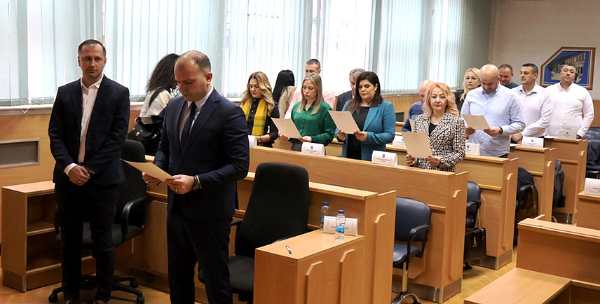 ЗВОРНИК, 3. ДЕЦЕМБРА /СРНА/ - Конститутивна сједница Скупштине града Зворника, којој је присутвовало 26 одборника, потврдила је одборничке мандате, након чега су новоизабрани одборници и градоначелник положили заклетву.