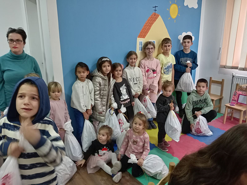 КОСОВСКА МИТРОВИЦА, 3. ДЕЦЕМБРА /СРНА/ - У Дневном центру "Подржи ме - 9. јануар" у Косовској Митровици данас је подијељено 230 пакетића младима са потешкоћама у развоју и дјеци неколико вишечланих породица, поводом свјетског Дана особа са ивалидитетом.