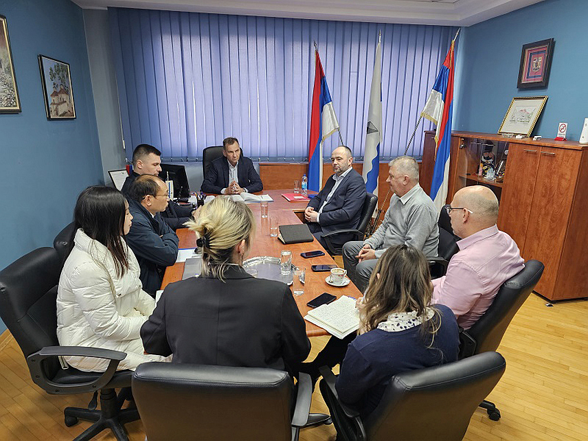 УГЉЕВИК, 3. ДЕЦЕМБРА /СРНА/ - Састанак начелника општине Драгана Гајића и директора Рудника и термоелектране /РиTЕ/ "Угљевик" Дике Цвијетиновића са представницима кинеске компаније "БНБМ Источна Европа".