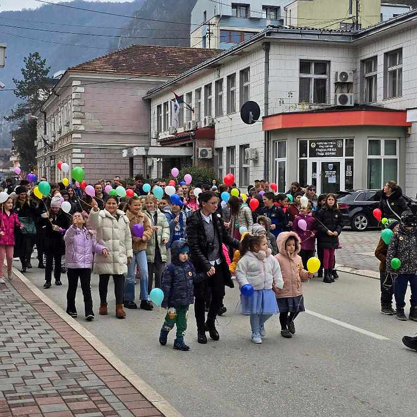 ЗВОРНИК, 3. ДЕЦЕМБРА /СРНА/ - У Зворнику је Удружење "Дјечија нада" организовало симболичну шетњу главном градском улицом, у којој су учествовала лица са инвалидитетом, представници Градске управе, јавних установа, али и бројни грађани, поводом 3. децембра – Међународног дана лица са инвалидитетом.