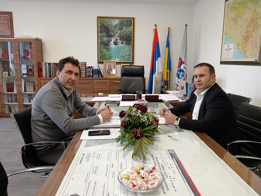 СОКОЛАЦ, 3. ДЕЦЕМБРА /СРНА/ - Градоначелник Источног Сарајева Љубиша Ћосић посјетио је данас Соколац и разговарао са новоизабраним начелником те општине Страхињом Башевићем о помоћи у превазилажењу блокаде општинског буџета и тешког финансијског стања, али и подршци у реализацији неколико битних пројеката.
