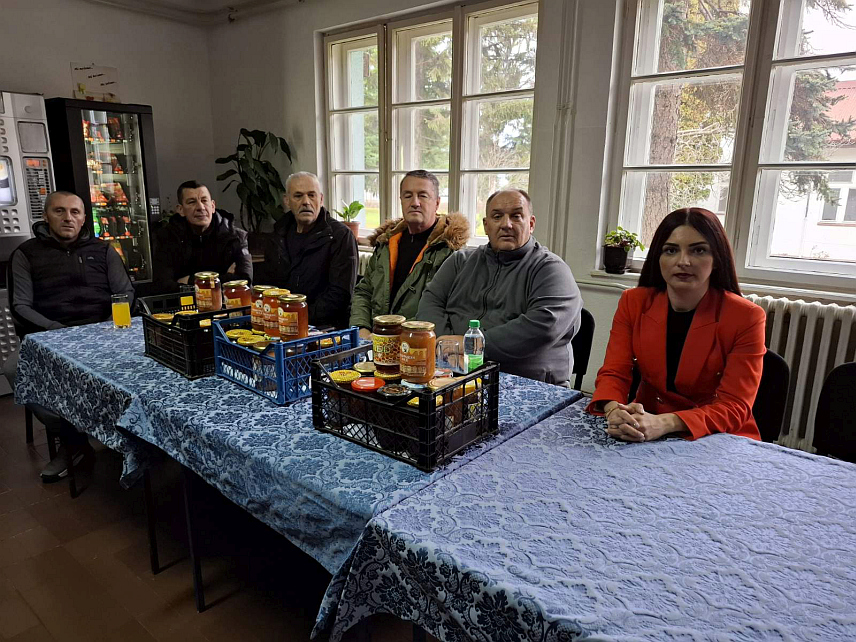 ВИШЕГРАД, 3. ДЕЦЕМБРА /СРНА/ - Удружење пчелара Вишеград донирало је данас Дому за лица са инвалидитетом у том граду 36 килограма меда, поводом 3. децембра - Међународног дана лица са инвалидитетом.