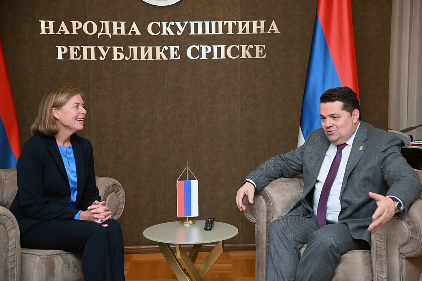 БАЊАЛУКА, 3. ДЕЦЕМБРА /СРНА/ - Предсједник Народне скупштине Републике Српске Ненад Стевандић на састанку у Бањалуци са новоименованим амбасадором Норвешке у БиХ Катрин Биринг.