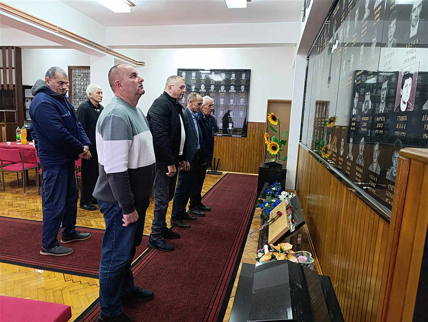 СРБАЦ, 3. ДЕЦЕМБРА /СРНА/ - Поводом обиљежавања Међународног дана особа са инвалидитетом у организацији Одбора ратних војних инвалида општинске Борачке организације, положено је цвијеће и прислужене су свијеће за погинуле саборце чија су имена уклесана на плочи у спомен-соби.