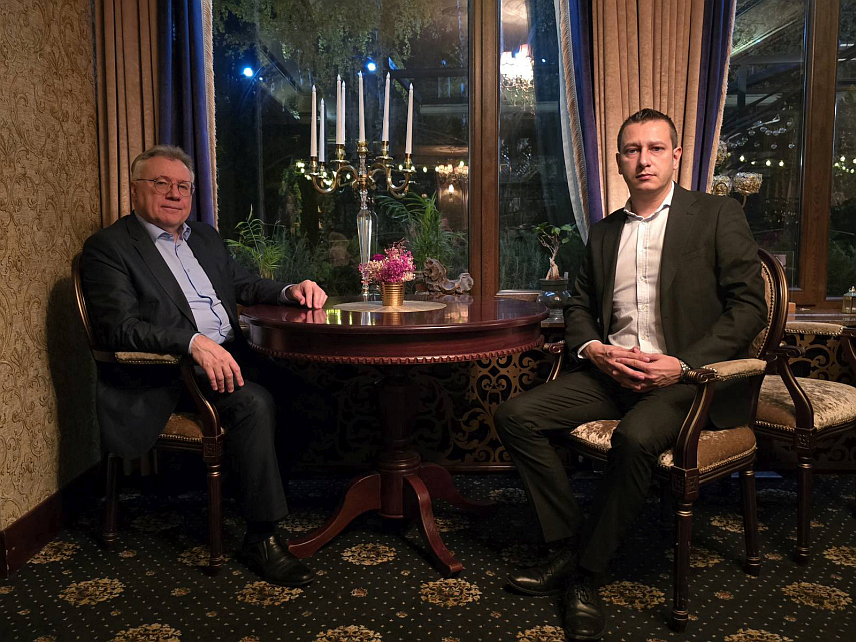 ИСТОЧНО САРАЈЕВО, 3. ДЕЦЕМБРА /СРНА/ - Замјеник министра одбране у Савјету министара Александар Гогановић и руски амбасадор у БиХ Игор Калабухов закључили су да су односи Републике Српске и Руске Федерације на високом нивоу, што доказују учестали састанци предсједника Српске и Русије Милорада Додика и Владимира Путина.	
