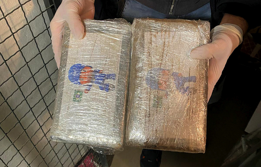 БЕОГРАД, 3. ДЕЦЕМБРА /СРНА/ - Припадници Управе криминалистичке полиције ухапсили су Земун пољу у Београду двије особе и заплијенили око 2,5 килограма кокаина, саопштио је министар унутрашњих послова Србије Ивица Дачић.