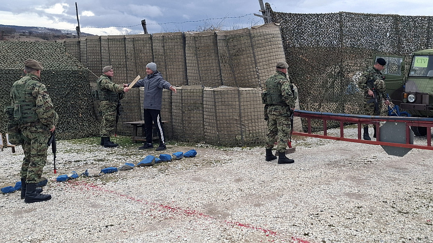 БЕОГРАД, 3. ДЕЦЕМБРА /СРНА/ - У војној бази "Југ" код Бујановца у току је интензивна обука вода Војске Србије који ће учествовати у мировној операцији УН у Либану, саопштено је из Министарства одбране Србије.