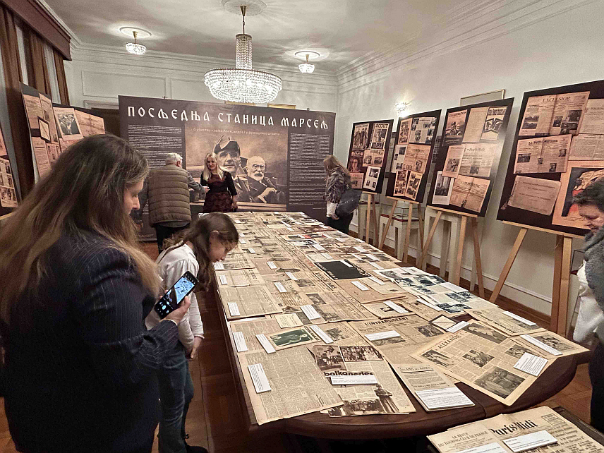 БАЊАЛУКА, 3. ДЕЦЕМБРА /СРНА/ - У Банском двору у Бањалуци вечерас је отворена изложба "Посљедња станица Марсељ - о убиству краља Александра Првог Карађорђевића у француској штампи", аутора документаристе и новинара Љубише Вучића и Фондације "Доктор Тодор Лазаревић бан Врбаске бановине".