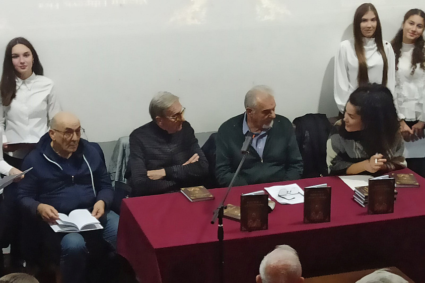 ЗВОРНИК, 3. ДЕЦЕМБРА /СРНА/ - У зворничком Дому омладине вечерас је представљена књига "46 српских патријарха" аутора Миомира Филиповића из Сремске Митровице, која говори о челним људима Српске православне цркве /СПЦ/ за протеклих осам вјекова, колико траје њена самостaлност.